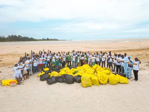 Ecoplast Innov s'investit pour la salubrité des plages, le recyclage des pneus et autres déchets plastiques.